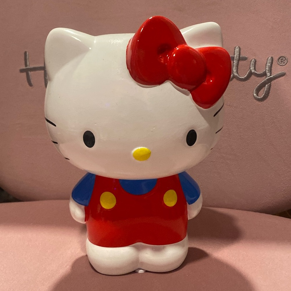 Hello kitty piggy bank🩵